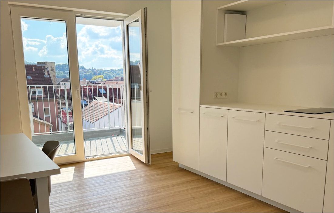 Zimmer mit Balkontür und Blick über die Dächer Saarbrückens