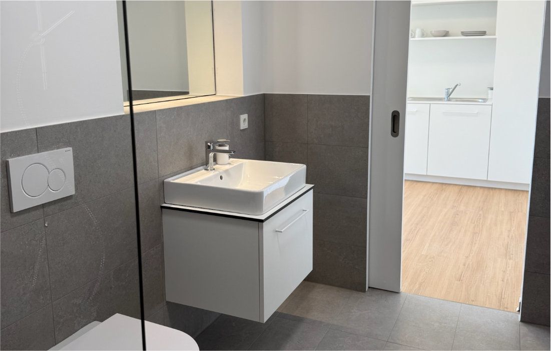 Modernes Bad mit Waschtisch und Dusche