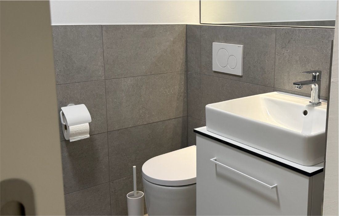 Gäste-WC mit Waschbecken und WC