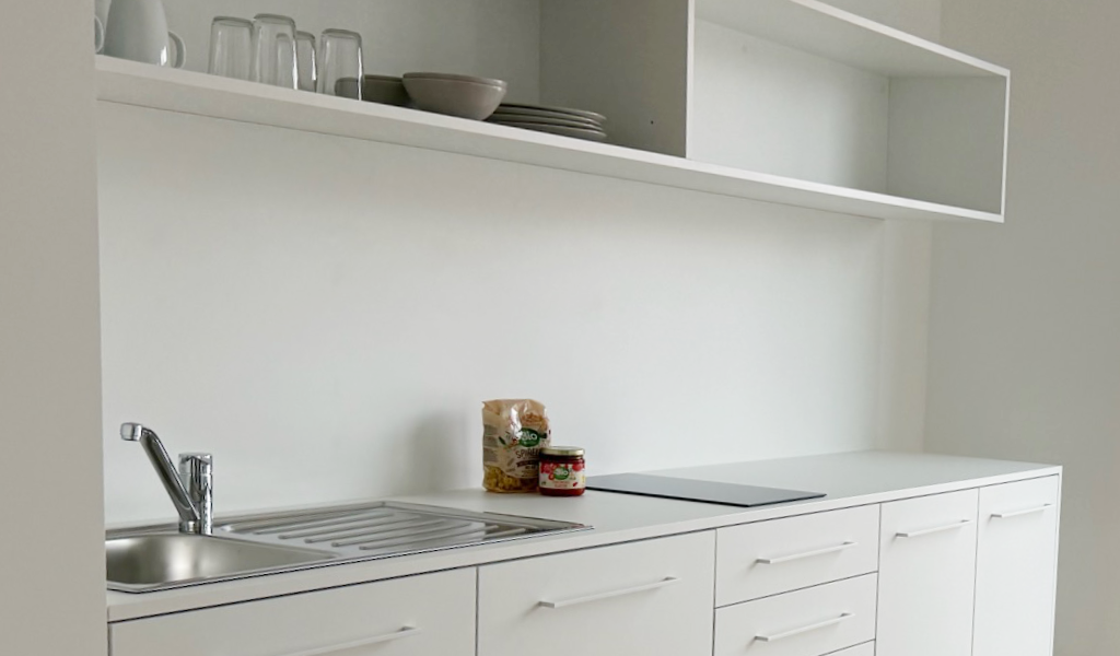 Voll ausgestattete Kitchenette in einem RW63 Apartment