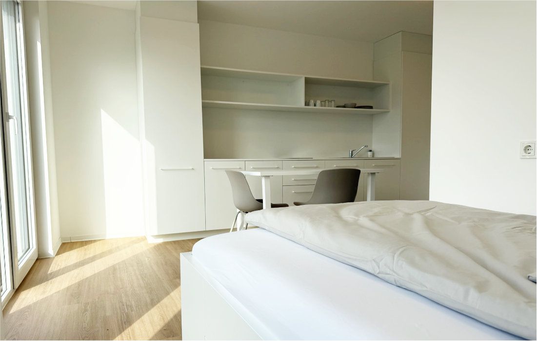 Offene Küchenzeile mit Sitzecke im Apartment